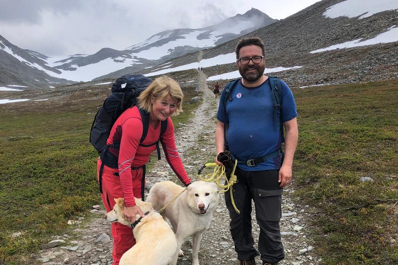 Anne Husebekk og Rune Sundelin p&aring; tur opp til Halddetoppen. 